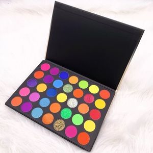 Multicolor eyeshadow palette